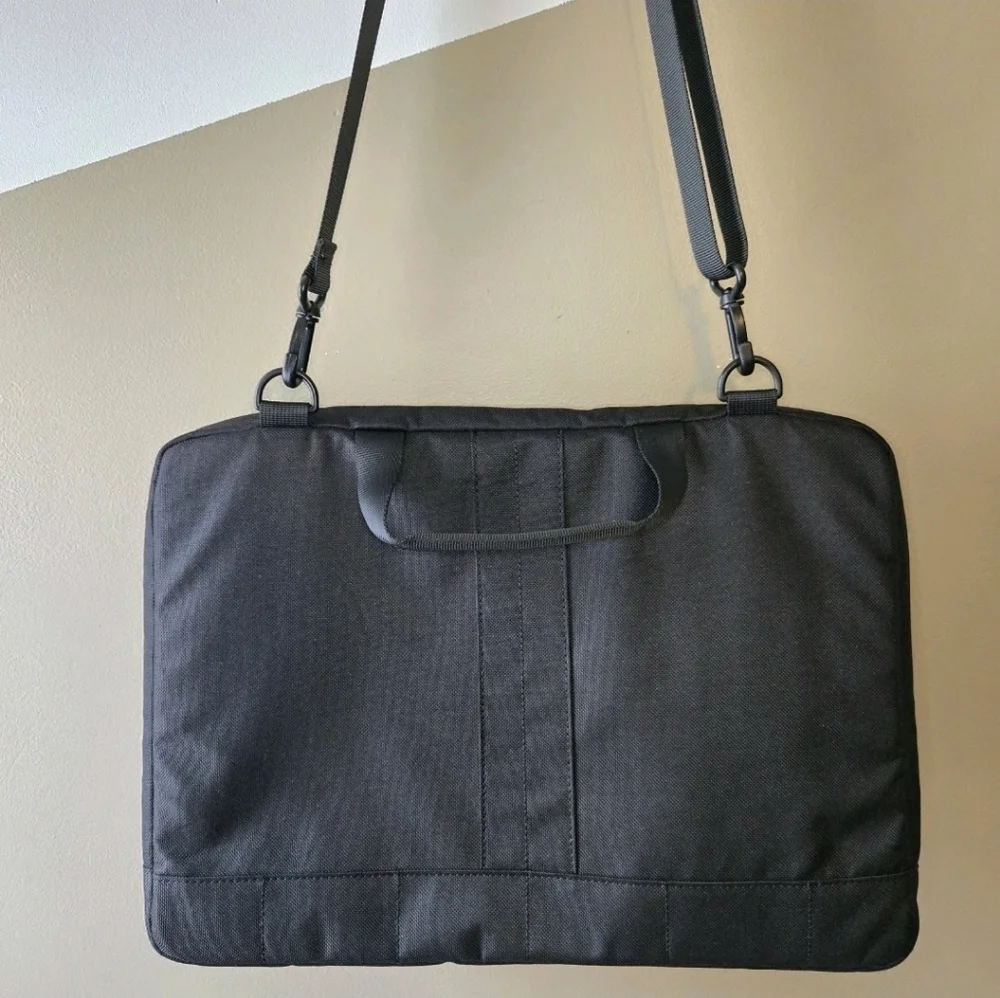 Insignia Unisex Laptop Sleeve Bag for 15.6